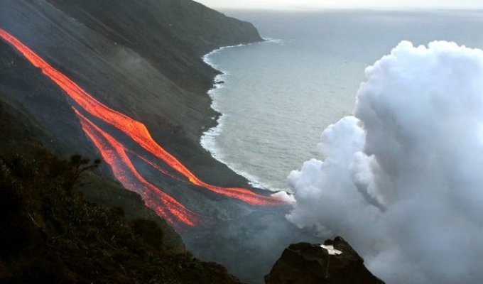 Извержение вулкана на острове Стромболи в Италии (21 фото)