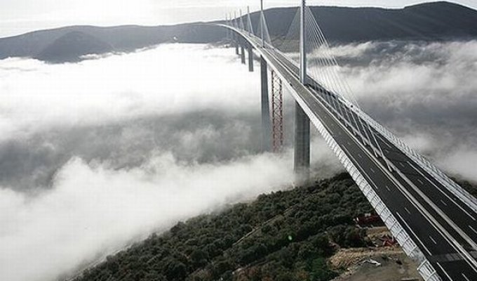 Туман на Виадук Мийо - самом высоком мосту в мире