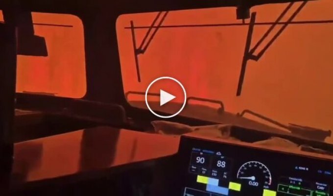 В Канаде поезд оказался в эпицентре лесного пожара