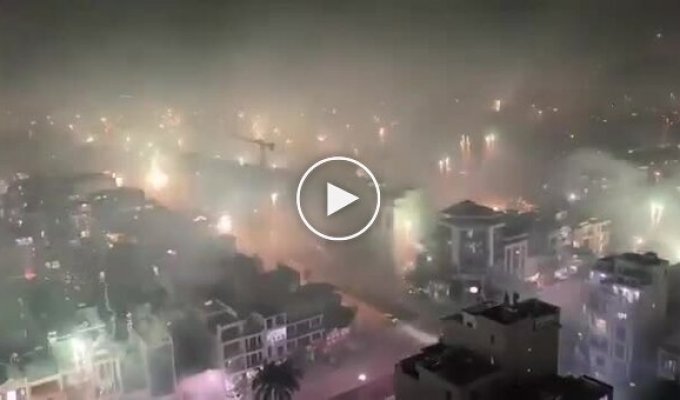 Фейерверки во вьетнамском городе Тханьхоа