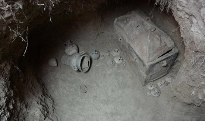 Греческий фермер случайно обнаружил древнюю гробницу (2фото)