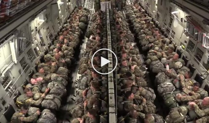 Американские десантники выполняют прыжки с самолета C-17