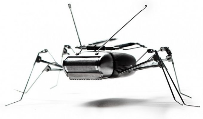 Скульптуры роботов Андреа Петрачи из поломанных гаджетов и игрушек (18 фото)