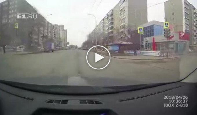В Екатеринбурге легковушка врезалась в стену жилого дома