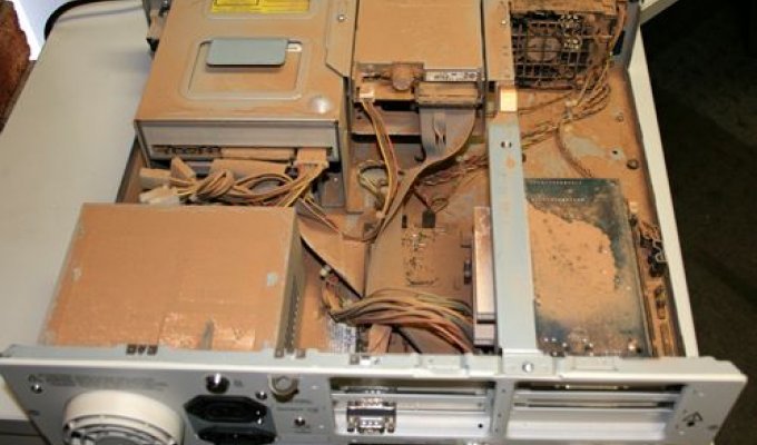 Не очень чистый компьютер (3 фото)