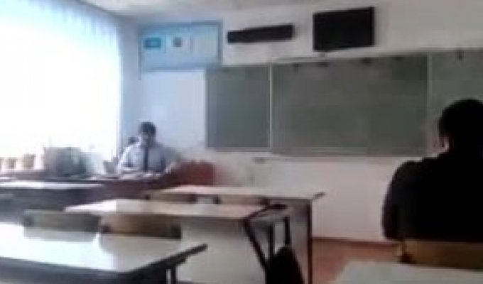 Казахский учитель «воспитывает» учеников