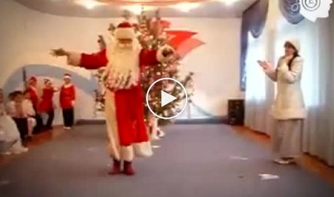 Дед-мороз танцует под Дабстеп