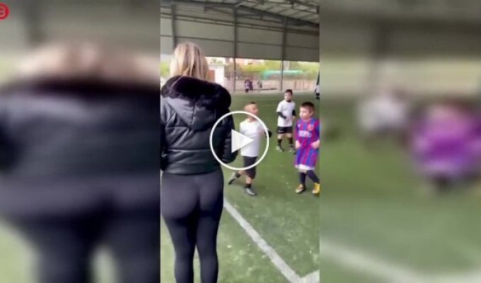 Камера папы выбрала не тот ракурс на детском матче