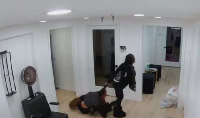 In the US, a hairdresser punished a 15-year-old client (5 photos + 1 video)