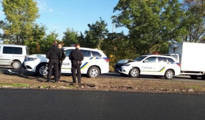 В Запорожье полицейские разбили два новых автомобиля Mitsubishi Outlander (3 фото)