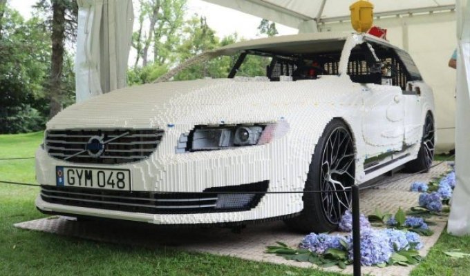 A LEGO fan from Sweden built a Volvo V70 - it took him three years (2 photos + video)