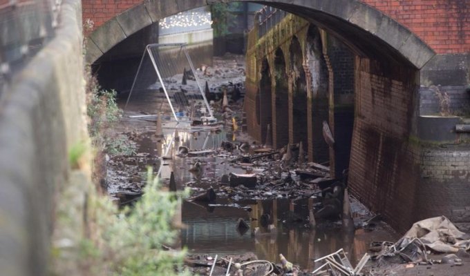 Невероятная дрянь: что показалось во время весенней чистки канала в Манчестере (9 фото)