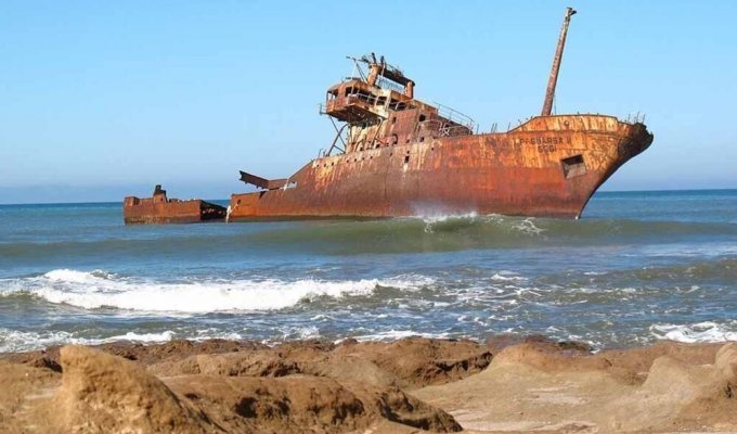Самое опасное место в Африке – корабли, погибшие в пустыне (7 фото)