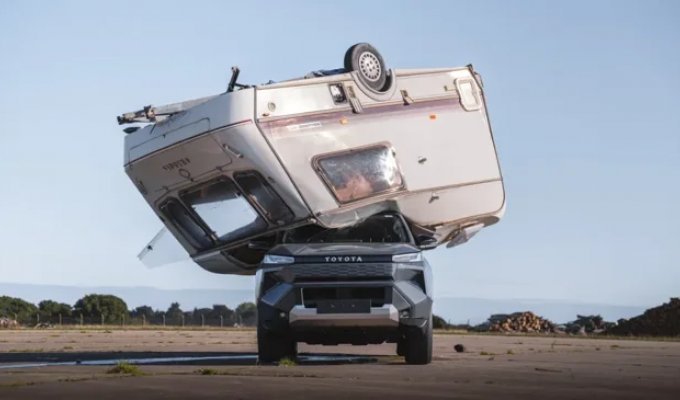 Toyota позаимствовала из Top Gear суровый метод проверки автомобиля на прочность (4 фото + 1 видео)