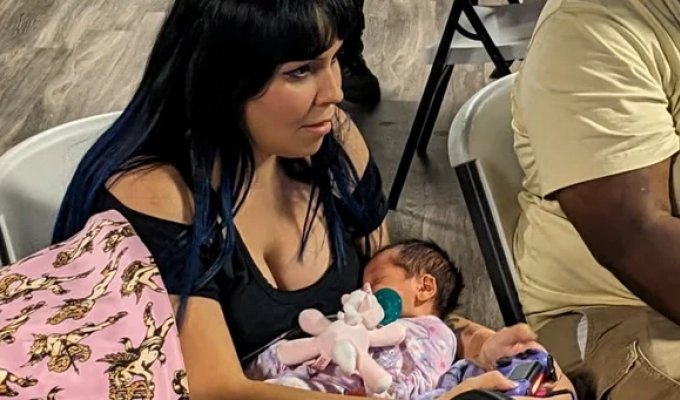 Женщина выиграла турнир по Mortal Kombat с младенцем на руках (4 фото)