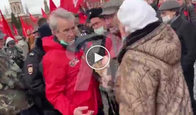 Пенсионерку с антиковидным плакатом задержали на митинге коммунистов на Красной площади