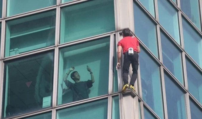 Скалолаз из США без страховки взобрался на 500-метровый небоскреб на Тайване (1 фото + 3 видео)