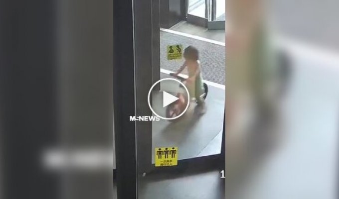 В Китае маленькая девочка оказалась в ловушке вращающейся двери, зажав в ней руку