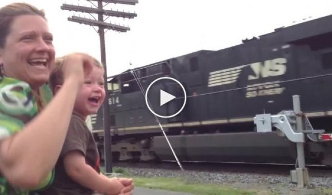 Малыш наблюдал за приближением поезда