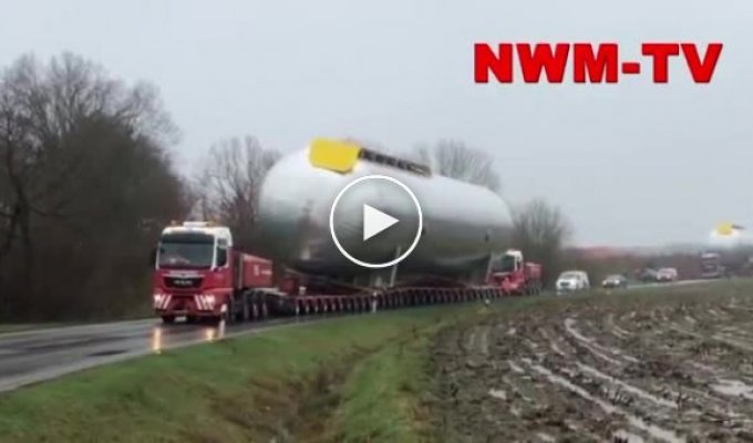 В Германии, в Нижней Саксонии уронили при перевозке большой балон