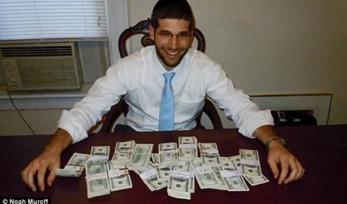 Честный раввин вернул деньги, которые он нашел в купленном столе (3 фото)