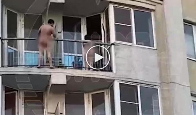 Tarzan on minimum wage: in Lipetsk, police and rescuers caught a naked man running away along the balconies from the fifth floor
