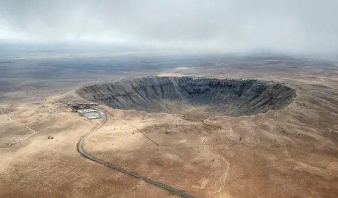 Tourist shows best-preserved meteorite impact site on Earth (1 photo + 1 video)