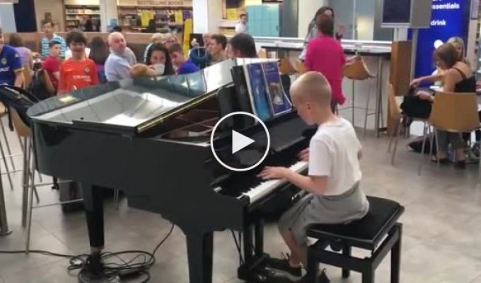 Удивительный маленький пианист удивил посетителей аэропорта