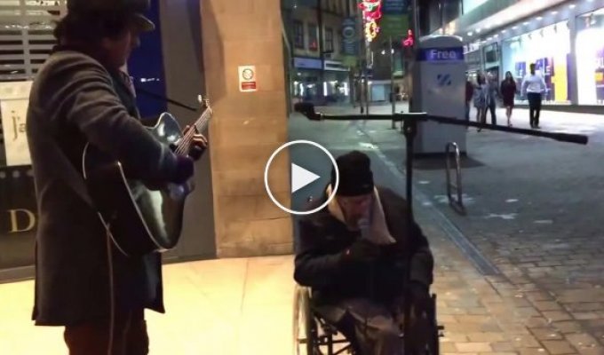 Трогательное выступление бездомного из Великобритании под аккомпанемент уличного музыканта