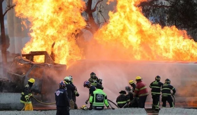 A gas tank exploded in Mexico City (1 photo + 3 videos)