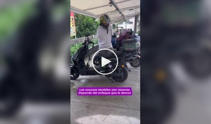 В Колумбии заметили мужчину без рук, который самостоятельно водит мопед