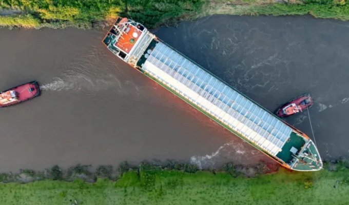 Почти как в Суэцком канале: сухогруз из Латвии перекрыл реку в Великобритании (4 фото + 1 видео)