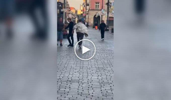 На улице польского города избивают мужчину, которого считают россиянином