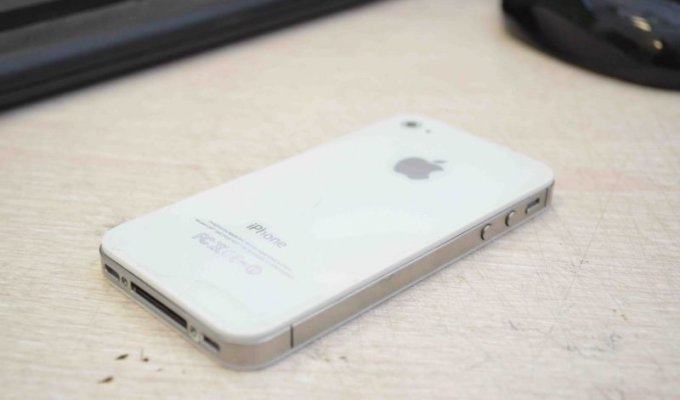 Настоящий iPhone весит тяжелее поддельного барахла (5 фото)
