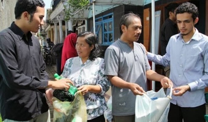 A doctor in Indonesia receives two bags of garbage for an appointment (8 photos)