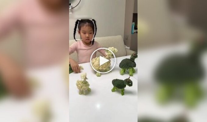 Эта талантливая девчушка мастерит фигурки животных из фруктов, овощей и других продуктов