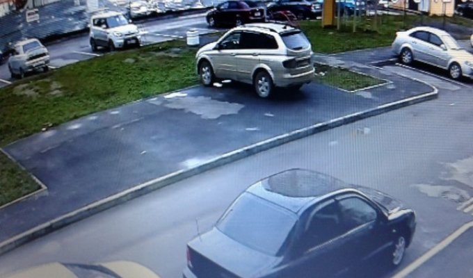 Как нужно поступать с обнаглевшими автолюбителями, которые паркуются, где хотят (4 фото)