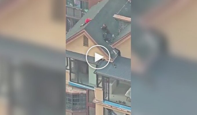 Дети устроили опасные игры на крыше многоэтажки