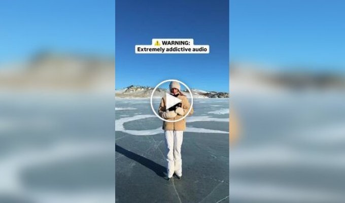 Девушка вылила кипяток на лед на озере