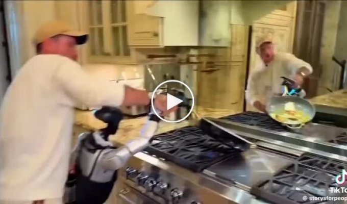 Парень пожалел, что оставил робота у плиты