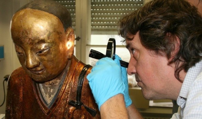 Сокушинбуцу — добровольная мумификация заживо (5 фото)