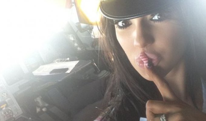Пилот «Кувейтских авиалиний» в полете развлекался с бывшей порнозвездой Хлоей Хан (3 фото)