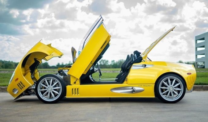 Очень редкий желтый Spyker C8 Spyder с минимальным пробегом может стать вашим (35 фото)