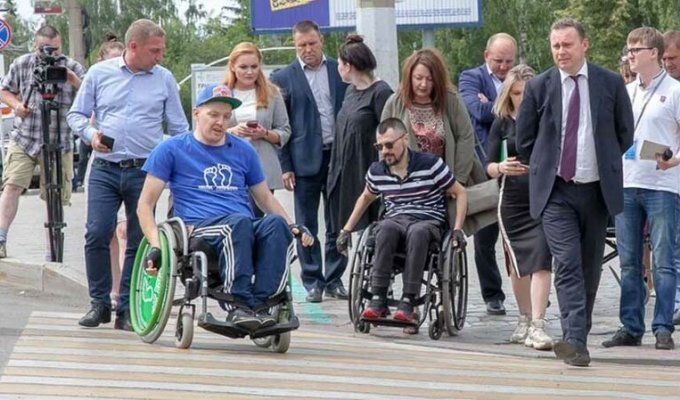 Мэр Нижнего Тагила посадил в инвалидные коляски глав дорожных организаций (1 фото)