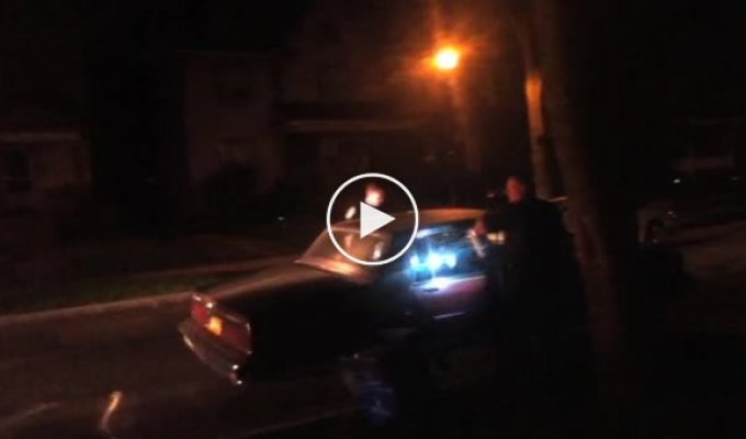 Полицейский арестовал женщину за то, что она снимала на видео задержание своего соседа