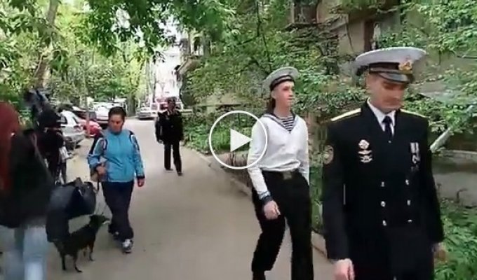 В Одессе оркестр ВМС исполнил песни военных лет под балконом ветерана