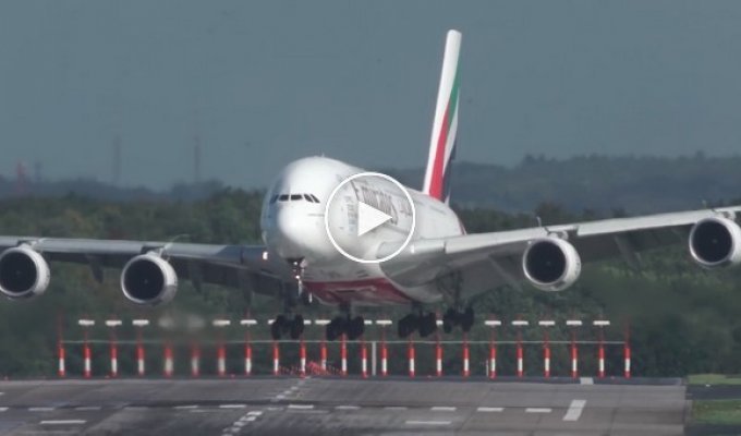 Опасная посадка самолета A380 в ураган Xavier в аэропорту Дюссельдорф, Германия