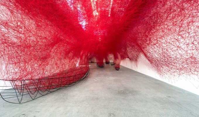 Красные нити и каркасы лодок: впечатляющая инсталляция японской художницы (5 фото)