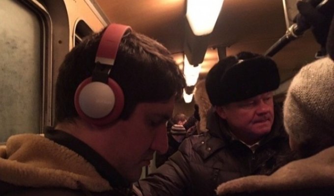 Мэр Саратова Михаил Исаев отправился на работу на трамвае (2 фото)
