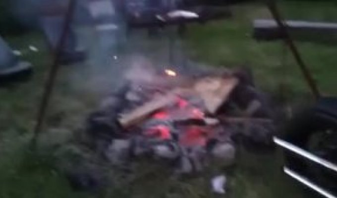 Необычный способ разжечь костер с помощью мотоцикла